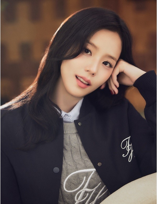 WI25_JISOO_GRAPHIC_SWEATER_AND_TAILORED_BOMBER_RGB.jpg