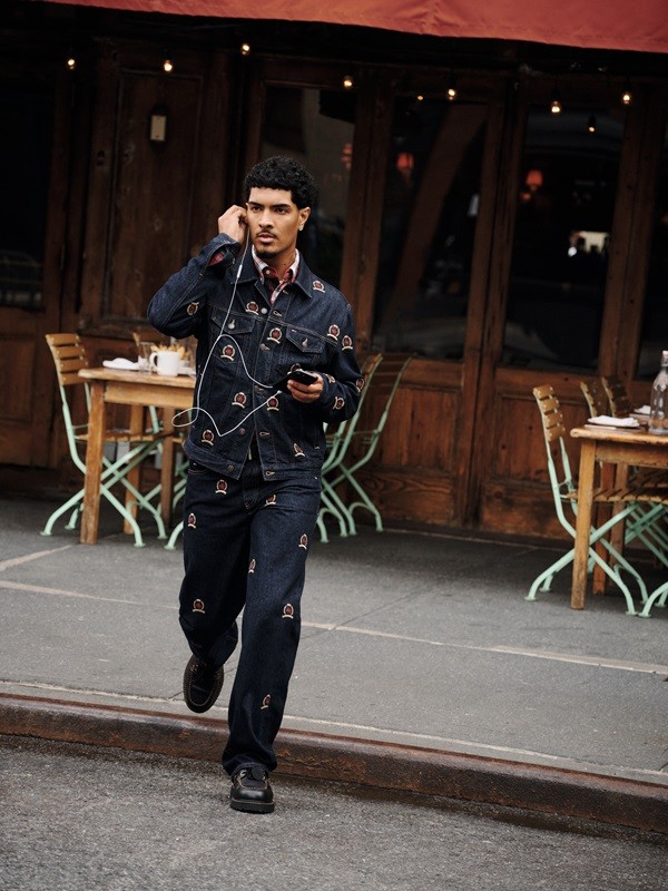 TJ_TG_FA25_VALENTINO_438_150_39L.jpg