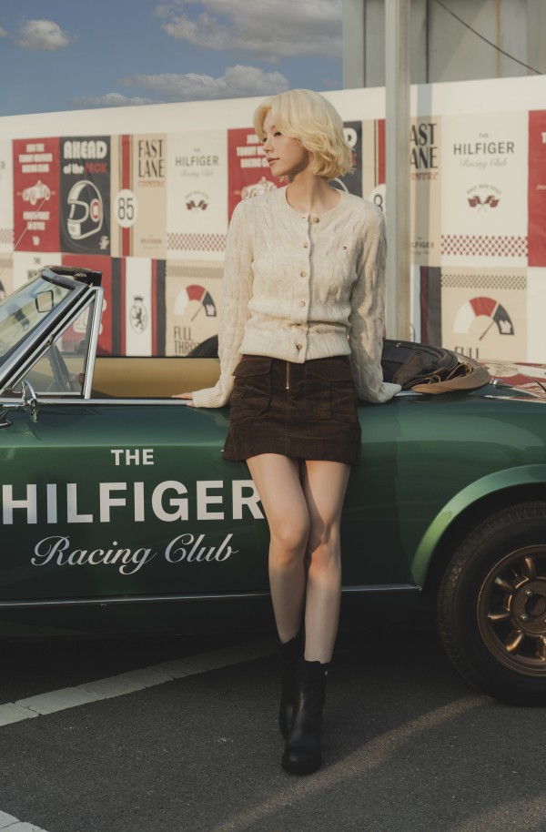 1762318230236889.jpg Tommy Hilfiger X itzy Yeji.jpg