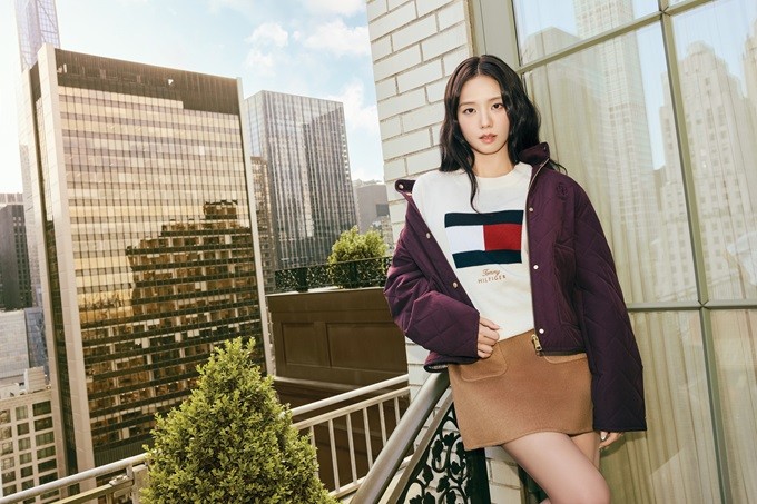 FA26_JISOO_Flag_Sweater_Horizontal_CMYK.jpg